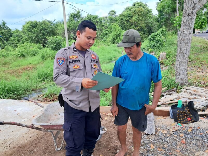 Cegah Karhutla, Personil Sat Binmas Polres Pulang Pisau memberikan himbauan dilarang membakar hutan dan lahan secara sembarangan kepada masyarakat