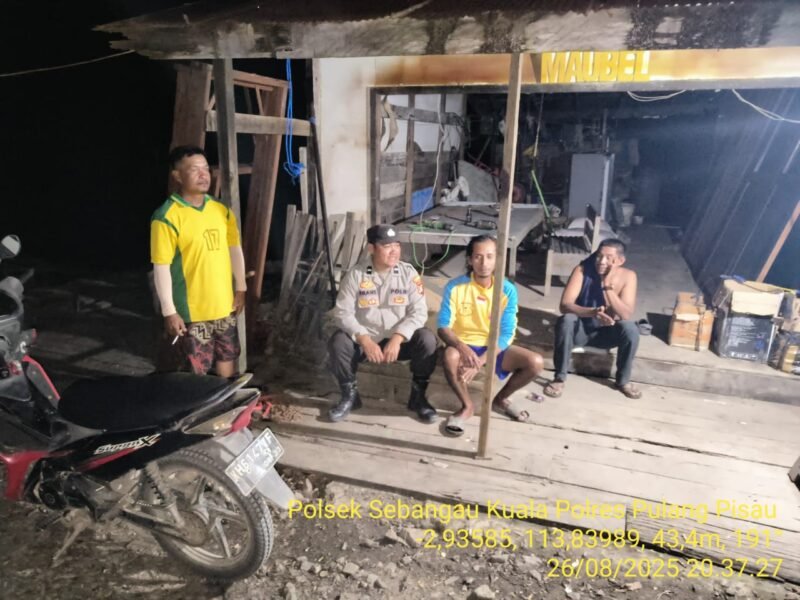 Polsek Sebangau Kuala Aktif Sambangi Warga di malam hari.