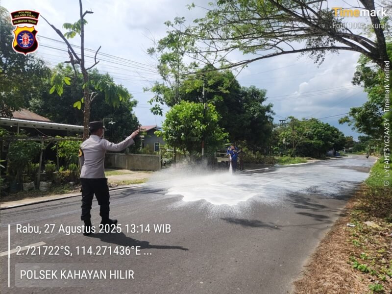 Respons Cepat Polsek Kahayan Hilir dan Damkar Bersihkan Jalan dari Tumpahan Minyak