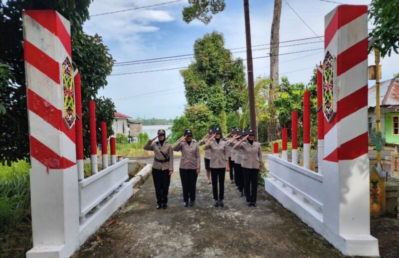 HUT Polisi Wanita ke-77, Polwan Polres Pulang Pisau Tabur Bunga di Makam Pahlawan HM Sanusi