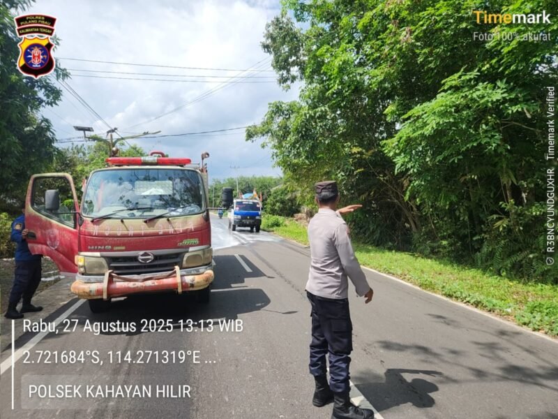 Tumpahan Minyak di Jalan Tajahan Antang, Polsek Kahayan Hilir dan Damkar Lakukan Penanganan Cepat