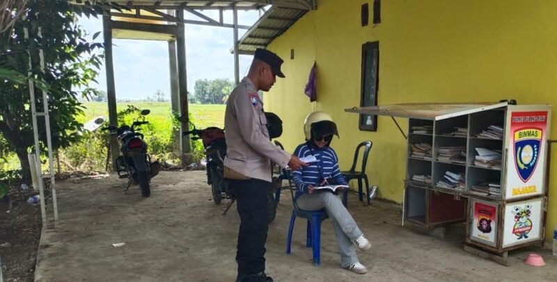 Budayakan baca Satbinmas Polres Pulang Pisau melalui bhabinkamtibmas melaksanakan perpustakaan keliling