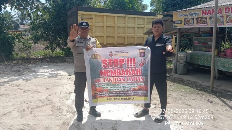 Menggunakan Spanduk Tentang Larangan Karhutla Upaya Cegah Karhutla Oleh Personil Polsek Maliku