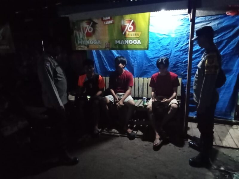 Polsek Sebangau Kuala Aktif Sambangi Warga di malam hari.