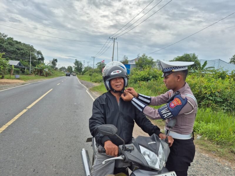 Satlantas Polres Pulang Pisau Sosialisasi Penggunaan Helm dengan Benar