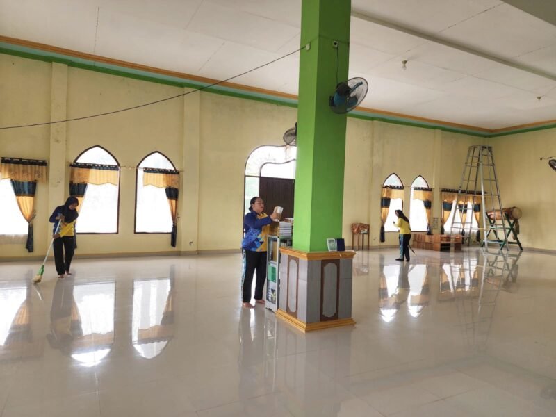 Polwan Polres Pulang Pisau Rayakan Hari Jadi ke-77 dengan Aksi Peduli Tempat Ibadah