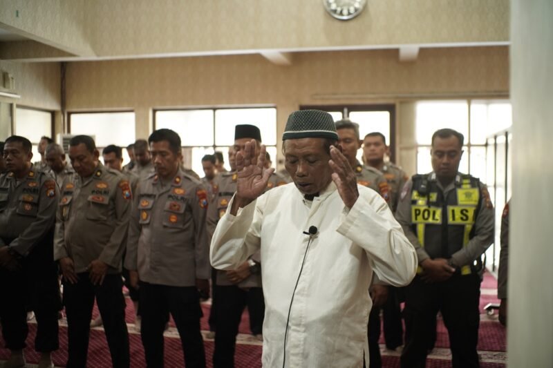 Polres Pelabuhan Tanjung Perak Gelar Sholat Ghoib dan Doa Bersama untuk Alm. Affan Kurniawan dan Keselamatan Bangsa