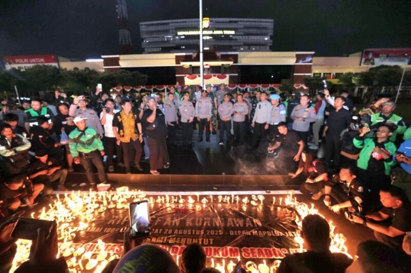 Driver Ojol Gelar Aksi Damai 1000 Lilin di Depan Mapolda Jatim