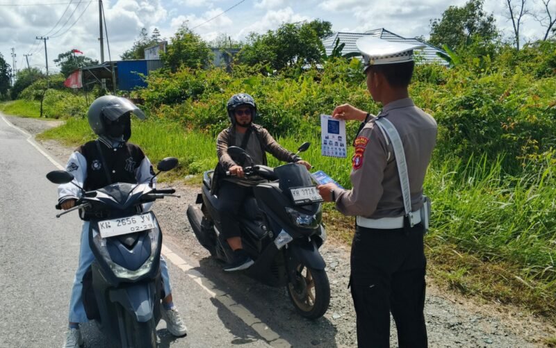 Personel Lantas Memberikan Himbauan Dan Pembagian Brosur Kamseltibcarlantas