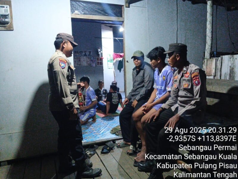 Polsek Sebangau Kuala Aktif Sambangi Warga di malam hari.
