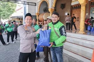 Polres Bojonegoro Salurkan Sembako untuk Komunitas Ojol
