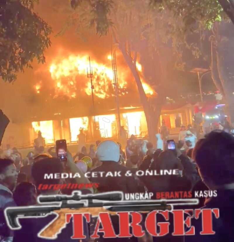 Foto: Gedung Grahadi Hangus di Bakar Masa