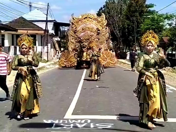 Karnaval Meriah HUT RI ke-80, Warga Waru Antusias Menyaksikan Pawai Kreatif Sepanjang Rute