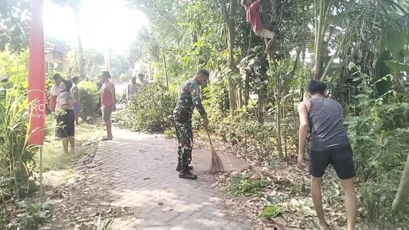 Babinsa Koramil 0808/06 Srengat Dorong Peran Aktif Warga dalam Menjaga Kebersihan Desa