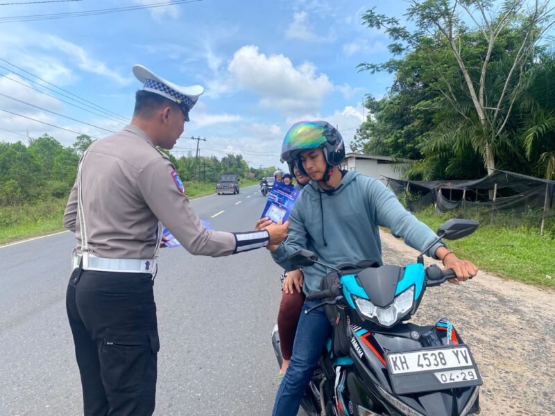 Pembagian Brosur Kamseltibcarlantas kepada Pengguna Jalan