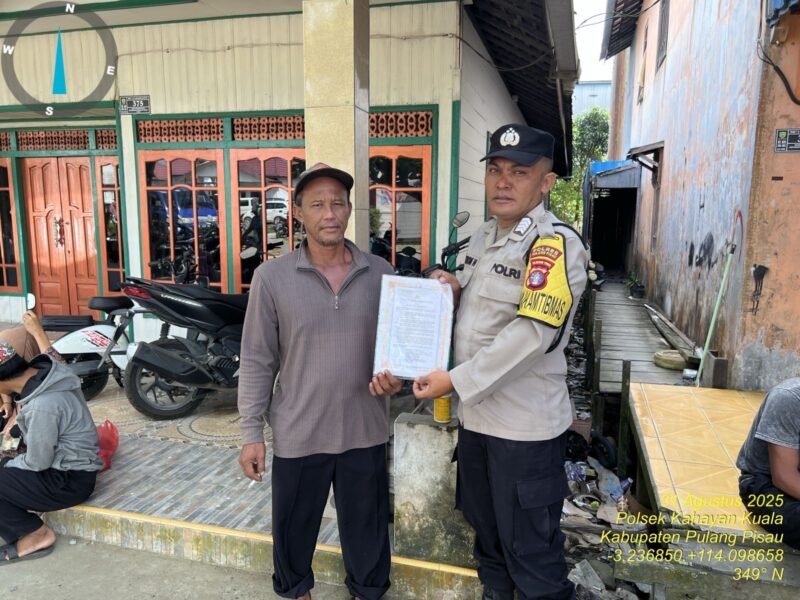 Personel Polsek Kahayan Kuala melaksanakan sosialisasi Maklumat Kapolda Kateng terkait mengemukakan pendapat di muka umum.