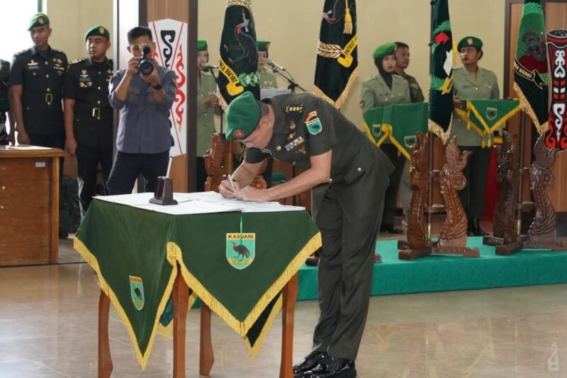 Serah Terima Jabatan Danrem 181/PVT, Brigjen TNI Totok Sutriono Serahkan Tongkat Komando kepada Kolonel Inf Slamet Riadi