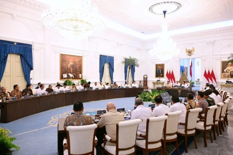 Presiden Prabowo Subianto memimpin rapat terbatas ratas dengan sejumlah Menteri Kabinet Merah Putih di Istana Merdeka, Jakarta, Kamis, 4 September 2025. Foto: BPMI Setpres