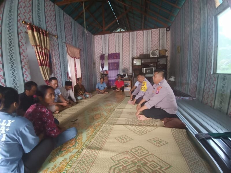 Wujud Kedekatan Dengan Masyarakat, Bhabinkamtibmas Aktif Sambangi Warga Desa Binaanya