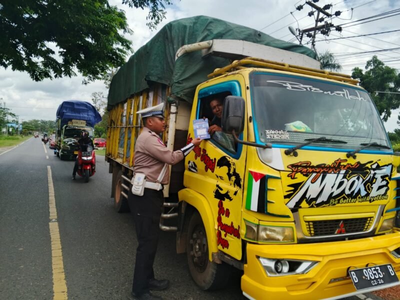 Personel Lantas Memberikan Himbauan Dan Pembagian Brosur, Kamseltibcarlantas
