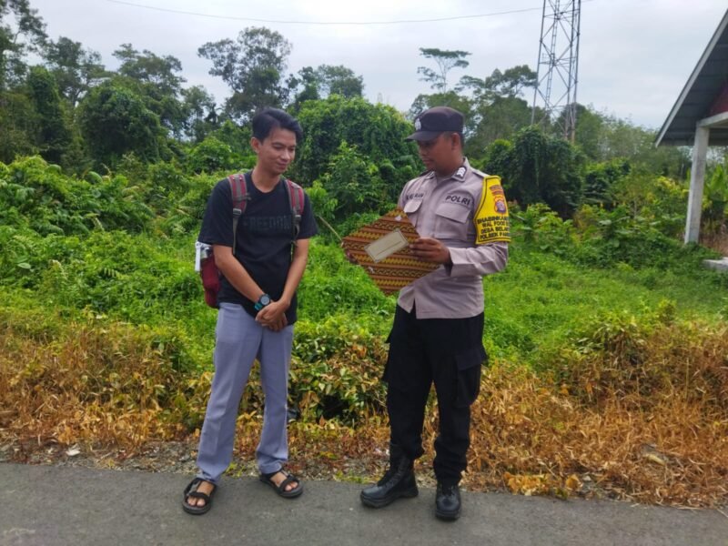 Permudah Komunikasi Bhabinkamtibmas Bagikan Kartu Nama untuk Warga