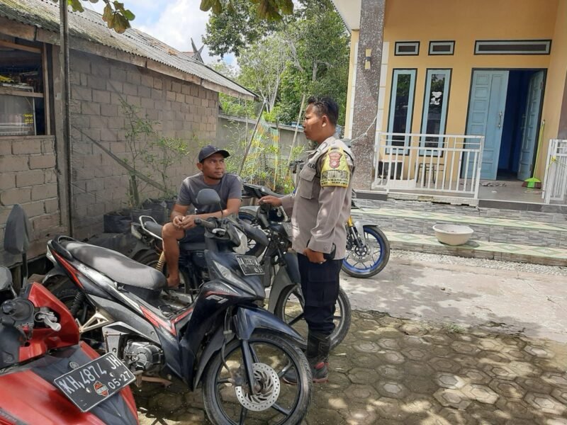 Cegahi Karhutla, Personil Sat Binmas Polres Pulang Pisau memberikan himbauan dilarang membakar hutan dan lahan secara sembarangan kepada masyarakat