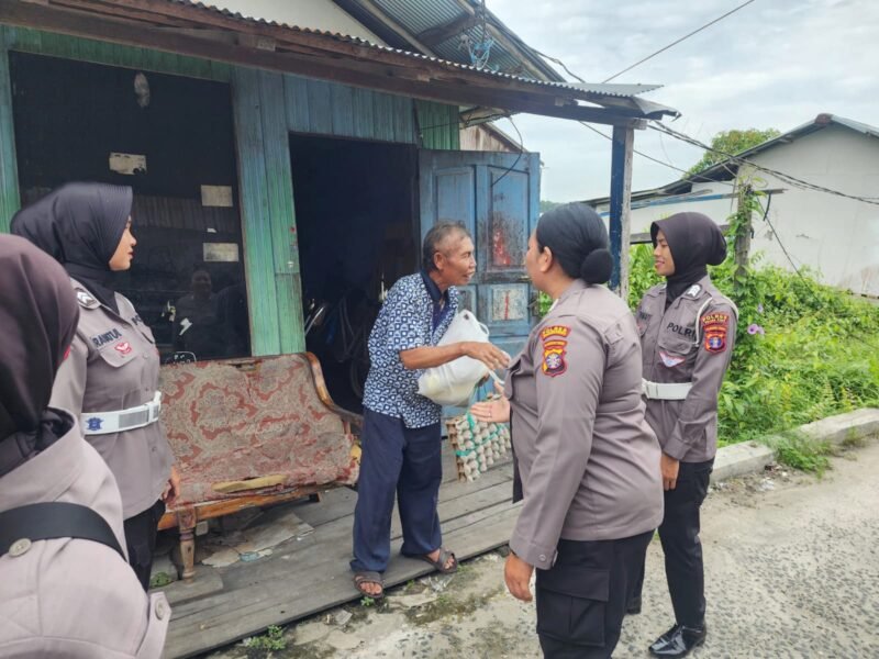 Bakti Sosial HUT ke-77, Polwan Pulang Pisau Bantu Warga yang Membutuhkan