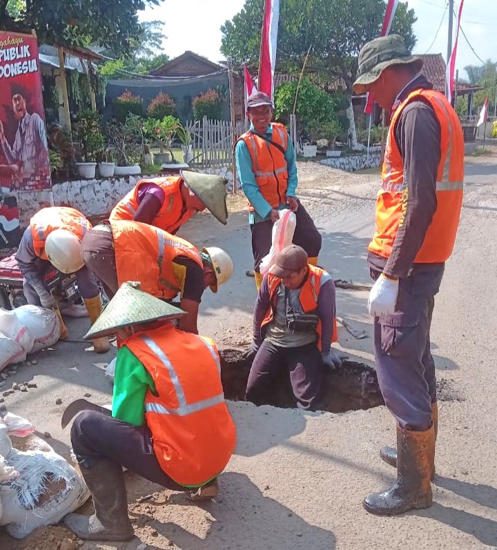 Dinas PUPR Tulungagung Lakukan, Perawatan Jalan untuk Kenyamanan Pengguna Jalan