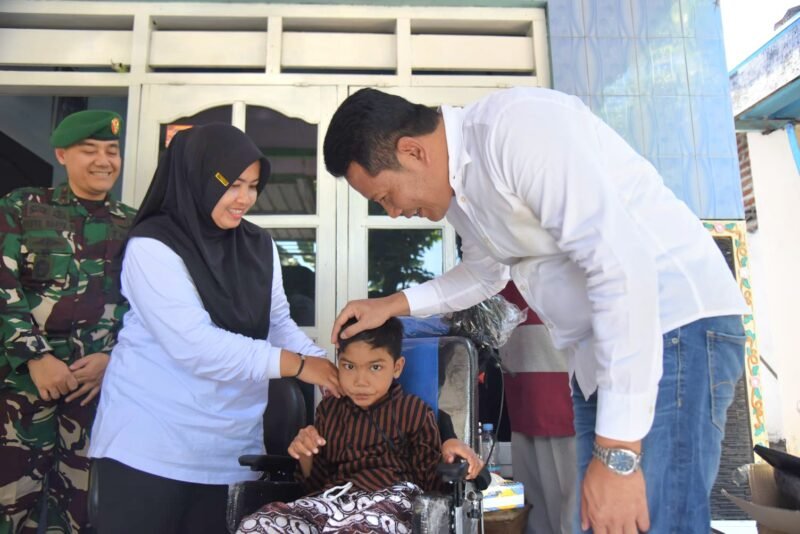 Foto, Bupati Sidoarjo, Tiga Warga Dapat Bantuan Kursi Roda