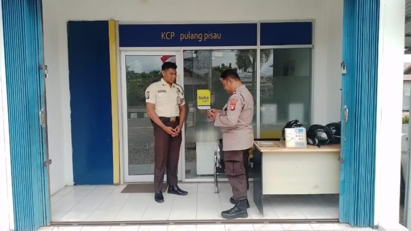 Kanit Binkamsa Sat Binmas Polres Pulang Pisau Sambangi kantor Bank Mandiri