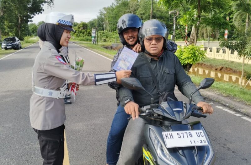 Penuh Kehangatan, Satlantas Polres Pulang Pisau Bagikan Bunga ke Pengguna Jalan di Momen HUT Polwan ke-77 dan Lantas ke-70