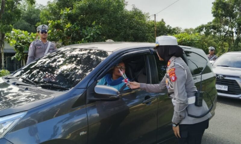 Momen Manis HUT Polwan dan Lantas: Satlantas Polres Pulang Pisau Bagikan Bunga untuk Pengendara