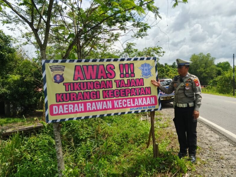 Waspada Tikungan Tajam! Satlantas Pulang Pisau Pasang Spanduk di Daerah Rawan Kecelakaan
