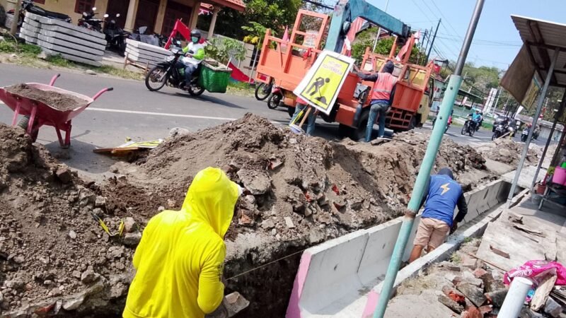PEKERJAAN KEGIATAN PENINGKATAN SISTEM DRAINASE LINGKUNGAN MENGABAIKAN APD DAN TANPA ADA PENGAWASAN PELAKSANA PROYEK