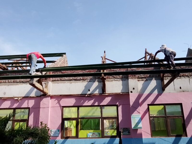 Riskan sekali Para Tukang Pekerja Bangunan Sekolah SDN 1 Ngembe Mojokerto Tidak Memakai Apd Dan Tanpa Ada Pengawas Pelaksana Proyek