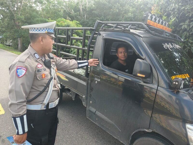 Anggota Satlantas Polres Pulang Pisau Memberi Teguran Kepada Pengemudi Yang Tidak Menggunakan Sabuk Pengaman dengan baik