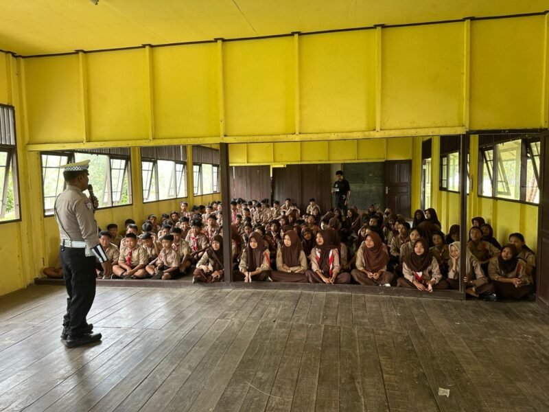 Police Goes to School: Satlantas Polres Pulang Pisau Edukasi Pelajar SMP tentang UU No. 22 Tahun 2009 dan Tertib Berlalu Lintas
