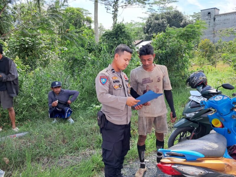 Cegahi Karhutla, Personil Sat Binmas Polres Pulang Pisau memberikan himbauan dilarang membakar hutan dan lahan secara sembarangan kepada masyarakat