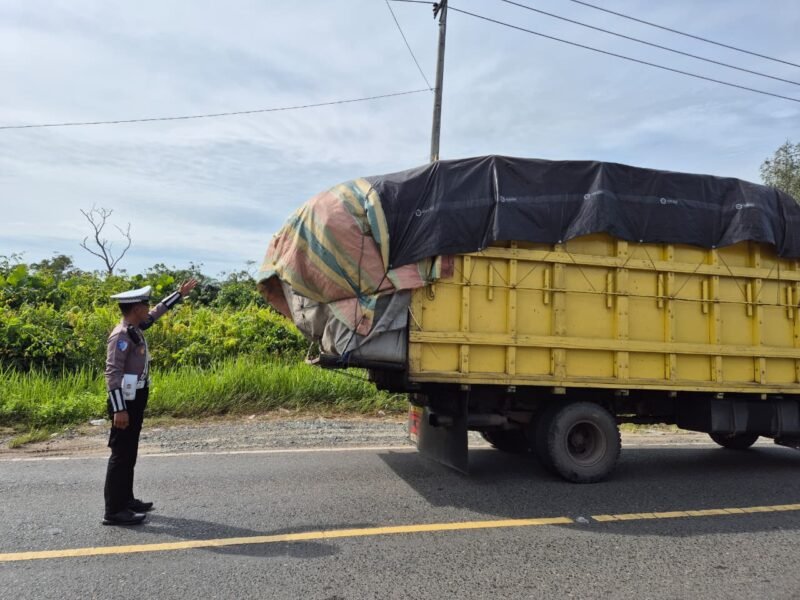 Satlantas Polres Pulang Pisau, Beri Teguran Humanis kepada Pengemudi Truk Overload