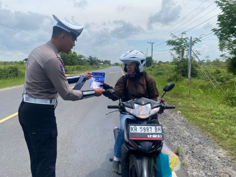 Personel Lantas Memberikan Himbauan Dan Pembagian Brosur Kamseltibcarlantas