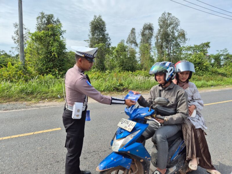 Personel Lantas Memberikan Himbauan Dan Pembagian Brosur Kamseltibcarlantas