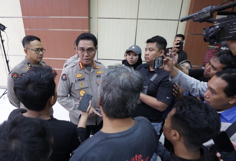 Polda Jawa Timur (Jatim) mengerahkan Tim khusus (Timsus) dari Direktorat Reserse Narkoba untuk membantu pengembangan kasus penemuan ladang ganja di kebun warga Dusun Tirtomoyo, Desa Krisik Kecamatan Gandusari Kabupaten Blitar. Foto