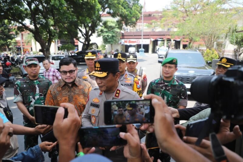 Kapolda Jawa Timur, Irjen Pol Drs. Nanang Avianto, M.Si., turun langsung ke Kabupaten dan Kota Kediri pada Kamis (4/9) untuk memantau situasi pascakerusuhan yang terjadi akhir pekan lalu. Foto