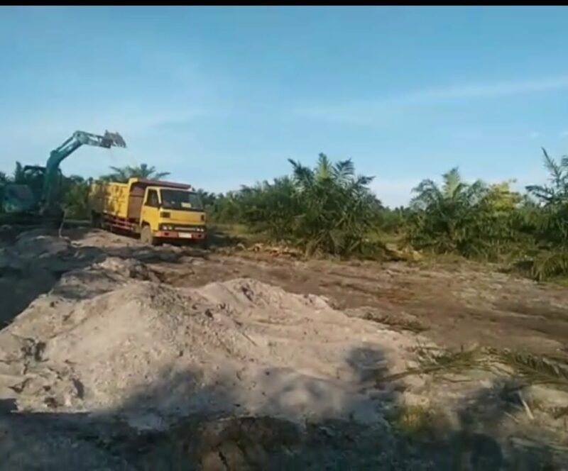 PT.MCR sebagai kontraktor yang mengerjakan pembangunan tersebut dan CV.Mitra Engeneering ditunjuk sebagai Subkon (Sub kontraktor) atau pihak yang bekerjasama dalam penyedia bahan material pasir oleh PT.MCR untuk pembangunan Break water. Foto