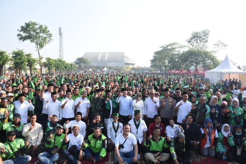 Ribuan Ojek Online/Ojol se Kabupaten Sidoarjo berkumpul di parkir Timur GOR Sidoarjo, Jumat, (5/9). Foto