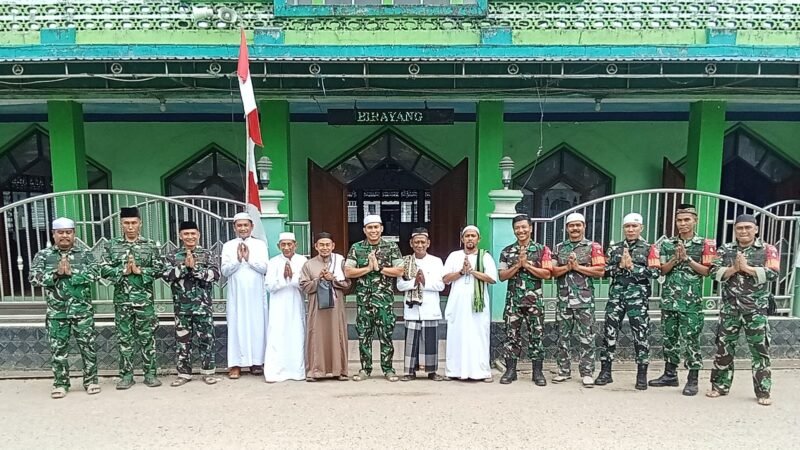 Komandan Kodim 1002/Hulu Sungai Tengah Letkol Inf Ardiansyah Okta Putra Siregar, S.I.P., melaksanakan ibadah Sholat Jumat bersama masyarakat di Masjid Al Munawwar, foto
