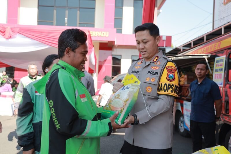 Polres Jember Polda Jawa Timur (Jatim) terus berupaya hadir di tengah masyarakat, bukan cuma soal keamanan, tapi juga dalam membantu kebutuhan pokok,, Foto