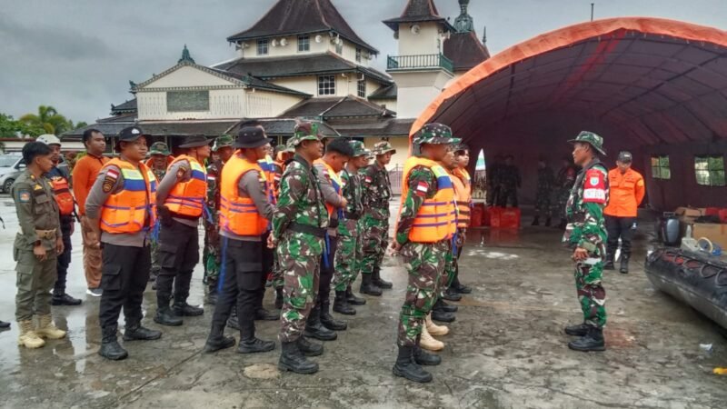 Kodim 1208/Sambas menggelar latihan Evakuasi Korban dan Gladi lapang penanggulangan bencana alam yaitu banjir di gelar di Halaman Keraton Istana Alwatzikoebillah, Desa Dalam Kaum, Kec. Sambas, Kab. Sambas, Jumat (05/09/25)