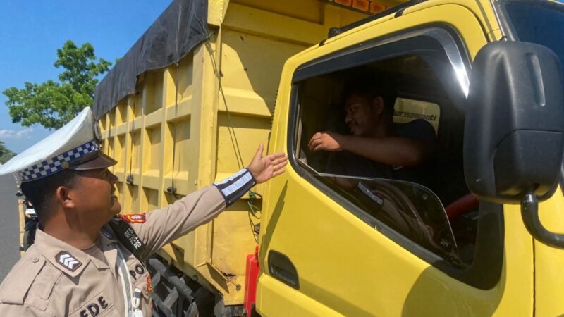 Satlantas Pulang Pisau Tegur Pengemudi Tanpa Sabuk Pengaman