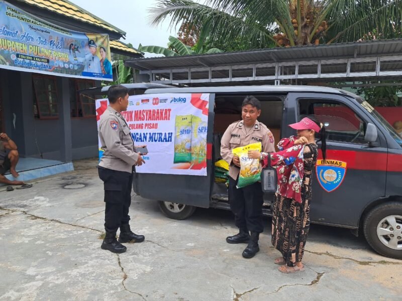 Sat BinmasPolres Pulang Pisau menyalurkan beras murah dalam mendukung upaya pemerintah, menstabilkan harga pangan di tengah fluktuasi pasar, Rabu (04/09/2025)